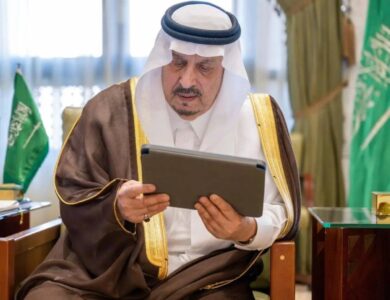 أمير الرياض يستقبل مدير تعليم المنطقة - أخبار السعودية
