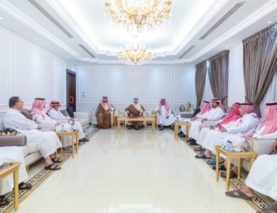 أمير الشرقية ونائبه يقدمان التعازي لأسرة بالعبيد - أخبار السعودية