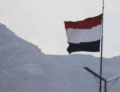 الجيش البريطاني يعلن اشتعال النار في سفينة بخليج عدن بعد إصابتها بقذيفة