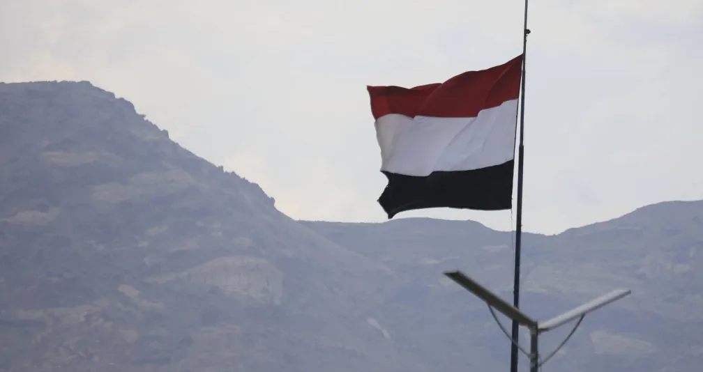 الجيش البريطاني يعلن اشتعال النار في سفينة بخليج عدن بعد إصابتها بقذيفة