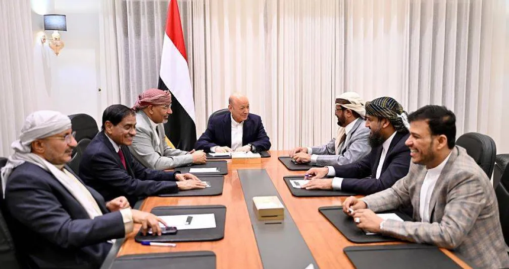 «الرئاسي اليمني» يؤكد التمسك بالشراكة والقيادة الجماعية