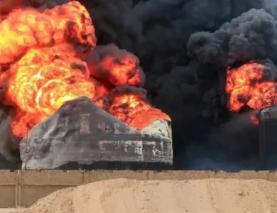 بثت تحذيرات مسبقة... إسرائيل تضرب ميناء الحديدة الخاضع للحوثيين