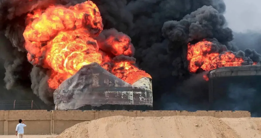 بثت تحذيرات مسبقة... إسرائيل تضرب ميناء الحديدة الخاضع للحوثيين