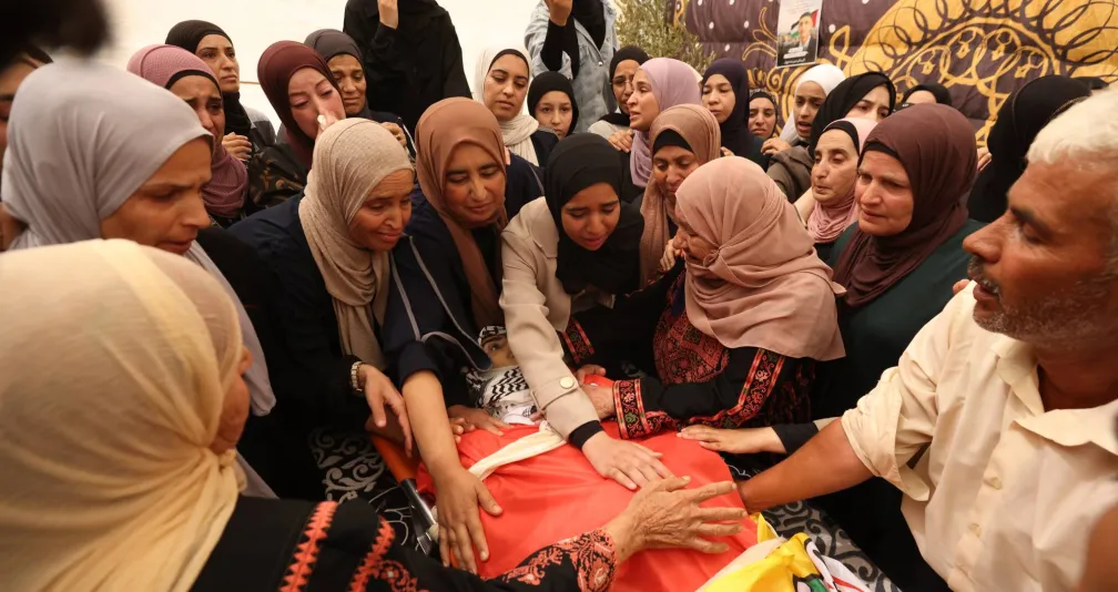 تشييع شاب فلسطيني قتل برصاص مستوطن ومقتل آخر في الضفة الغربية