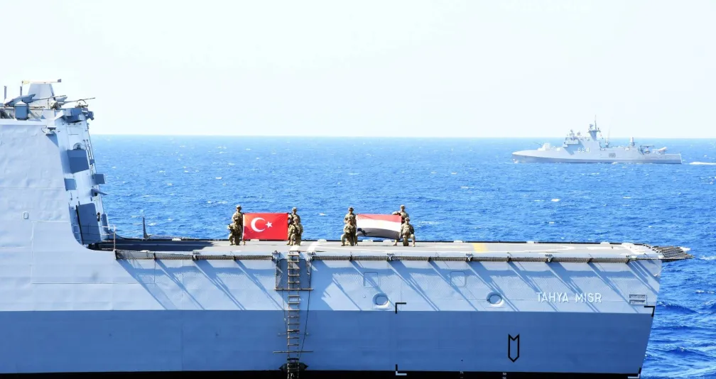 تقارب عسكري مصري - تركي يعزز التنسيق المشترك و«يقلق الجوار»