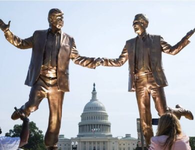 تمثال مثير للجدل لترمب وإبستين أمام الكونغرس - أخبار السعودية