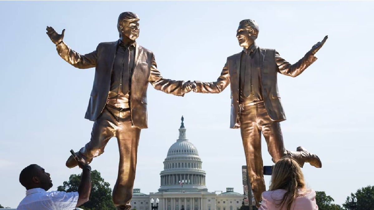 تمثال مثير للجدل لترمب وإبستين أمام الكونغرس - أخبار السعودية