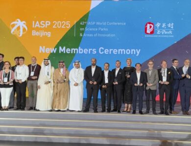 جامعة الملك فيصل تتسلم عضوية «منطقة ابتكار» خلال مؤتمر المنظمة الدولية لمناطق وواحات الابتكار في بكين - أخبار السعودية