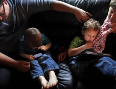 دراسة: إفراط الأطفال في استخدام «التواصل» يُغير سلوكياتهم للعنف - أخبار السعودية