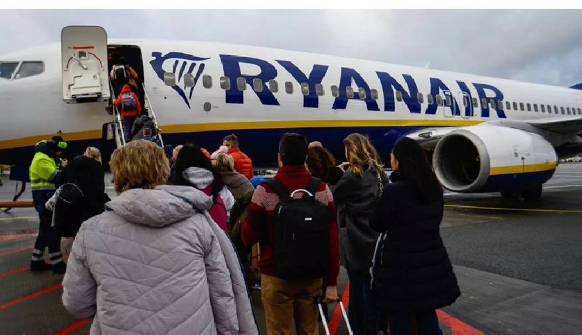 راكبان يأكلان جوازات سفرهما في طائرة متجهة لبريطانيا ! - أخبار السعودية