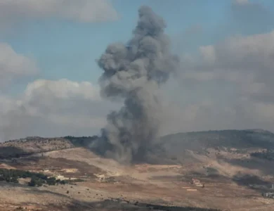 طائرة مسيرة إسرائيلية تلقي قنبلة صوتية على جنوب لبنان