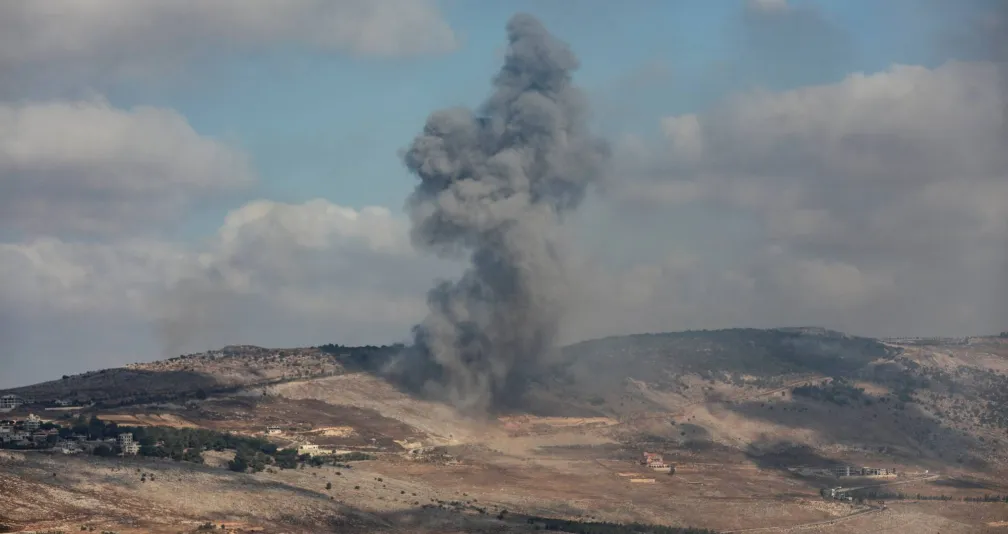 طائرة مسيرة إسرائيلية تلقي قنبلة صوتية على جنوب لبنان