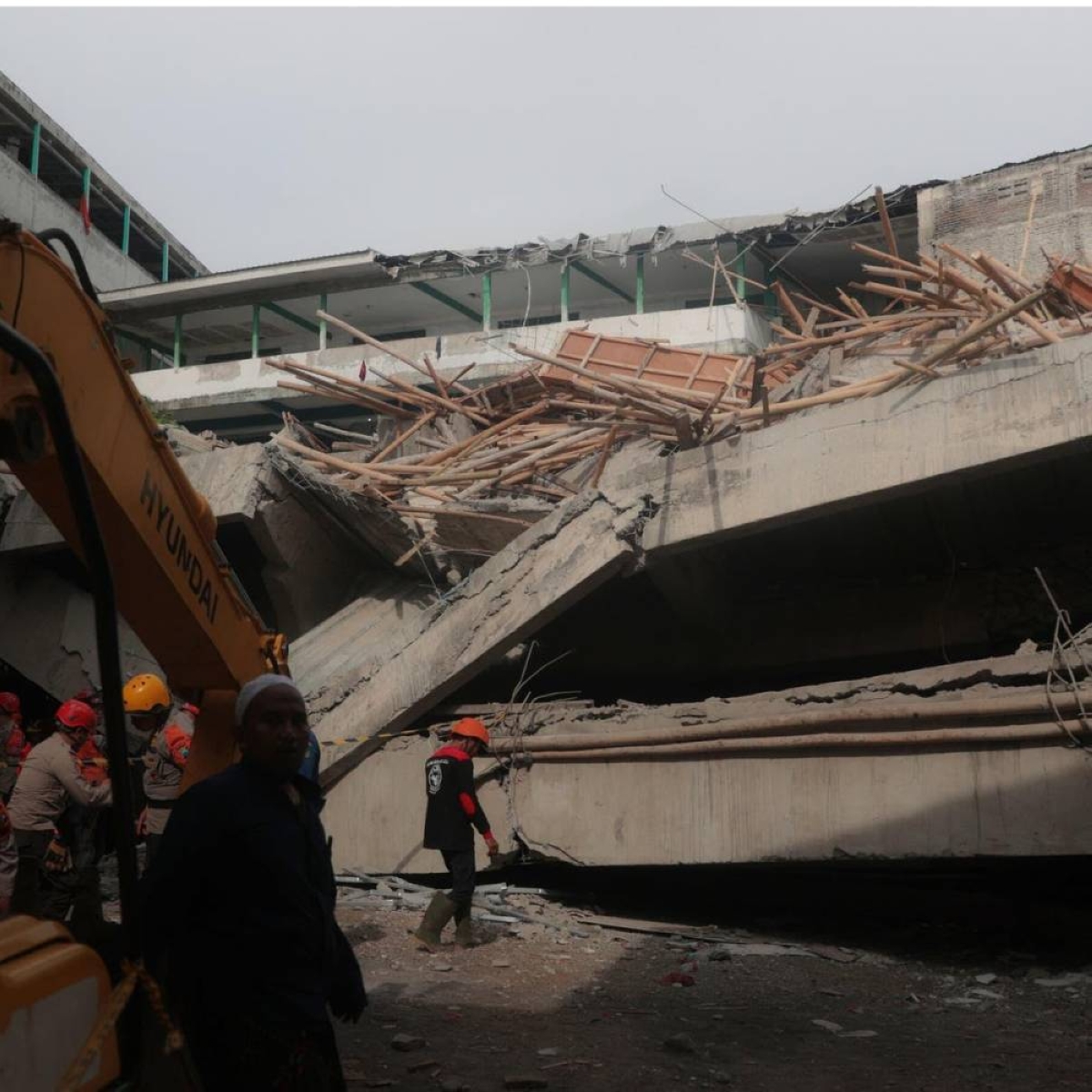 «كارثة إندونيسيا»: مخاوف من انهيارات تعيق إنقاذ الطلاب المدفونين - أخبار السعودية