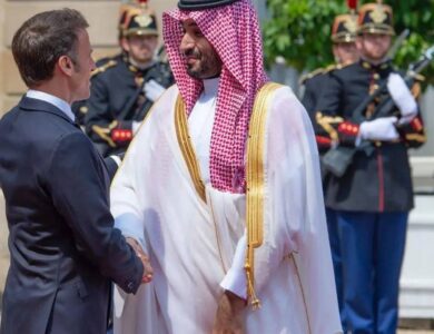 ماكرون يناقش مع ولي العهد مؤتمر حل الدولتين - أخبار السعودية