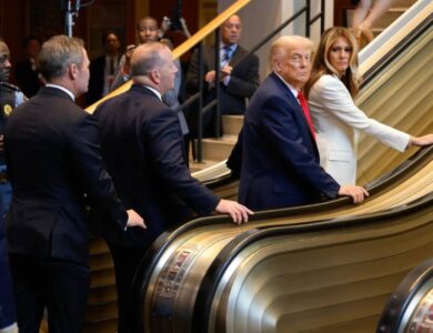 من أوقف السلم الكهربائي بترمب وزوجته؟.. «الأمم المتحدة» تشير بأصابع الاتهام - أخبار السعودية