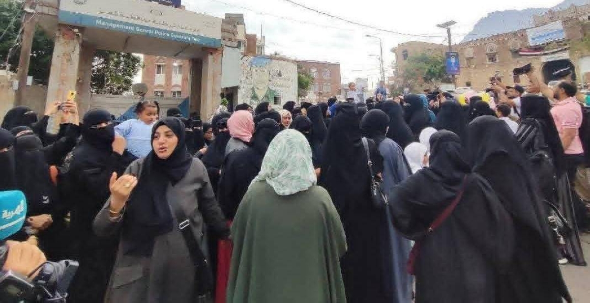 وقفة نسائية حاشدة للمطالبة بالقبض على قتلة المسؤولة الحكومية في تعز - أخبار السعودية