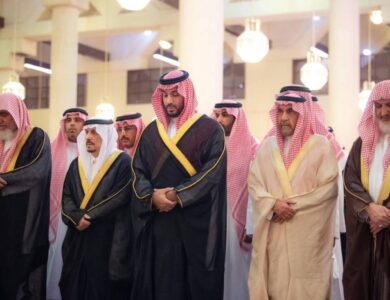 ولي العهد يؤدي صلاة الميت على آل الشيخ - أخبار السعودية