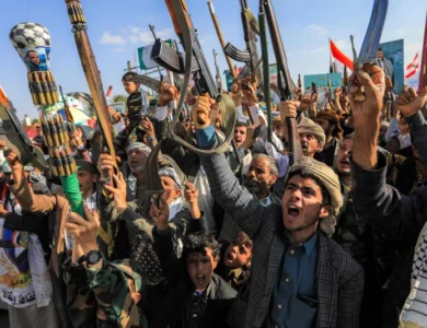 الحوثيون يتبنّون صاروخاً باليستياً اعترضته إسرائيل دون أضرار