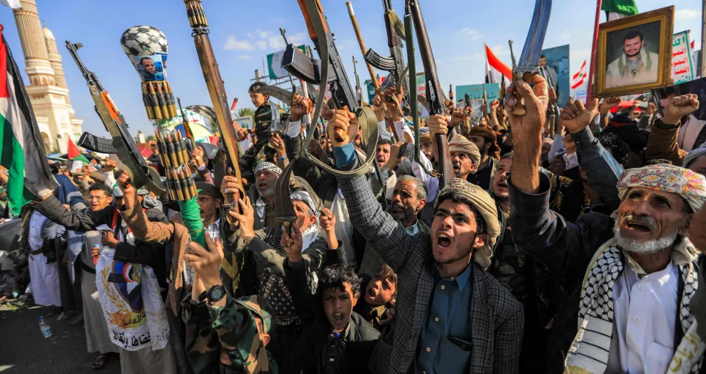 الحوثيون يتبنّون صاروخاً باليستياً اعترضته إسرائيل دون أضرار