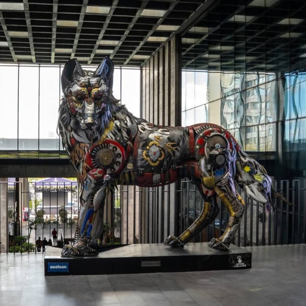 بقايا الدمار ترسم أسطورة.. تركيا تصنع تمثالاً عملاقاً من مخلفات أسلحة الحرب - أخبار السعودية