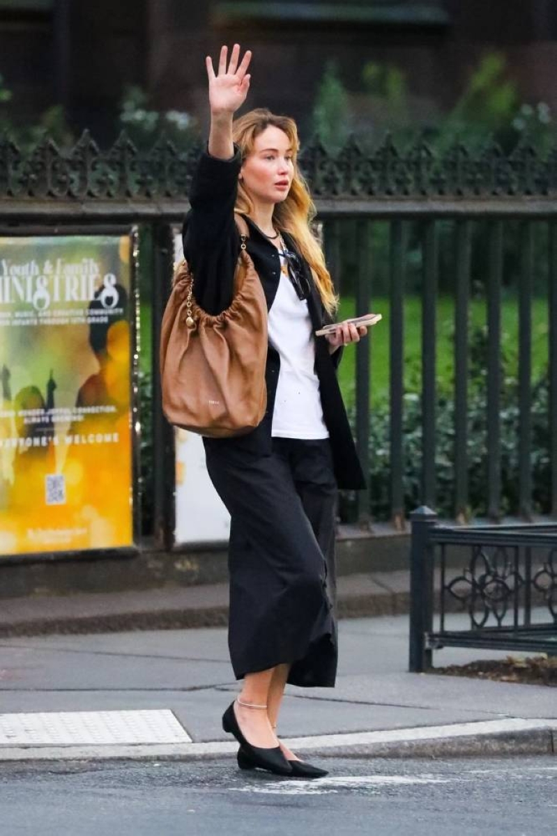 جينيفر لورانس تروّج لصيحة الحقيبة المجعّدة - أخبار السعودية