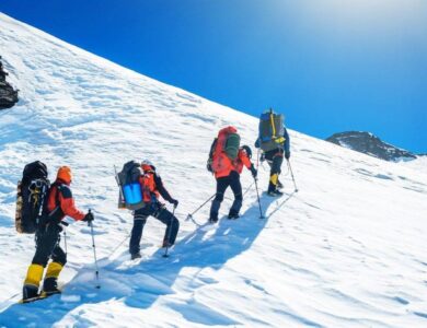 حصار 1000 شخص عند جبل إيفرست بسبب عاصفة ثلجية - أخبار السعودية