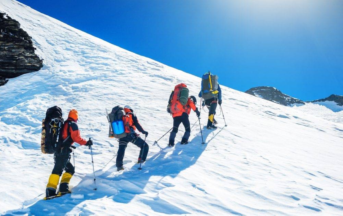 حصار 1000 شخص عند جبل إيفرست بسبب عاصفة ثلجية - أخبار السعودية