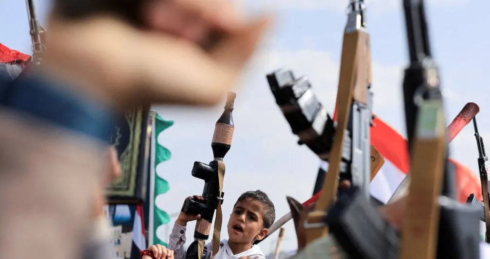 حملة حوثية لابتزاز التجار بذريعة مقاطعة البضائع الأميركية